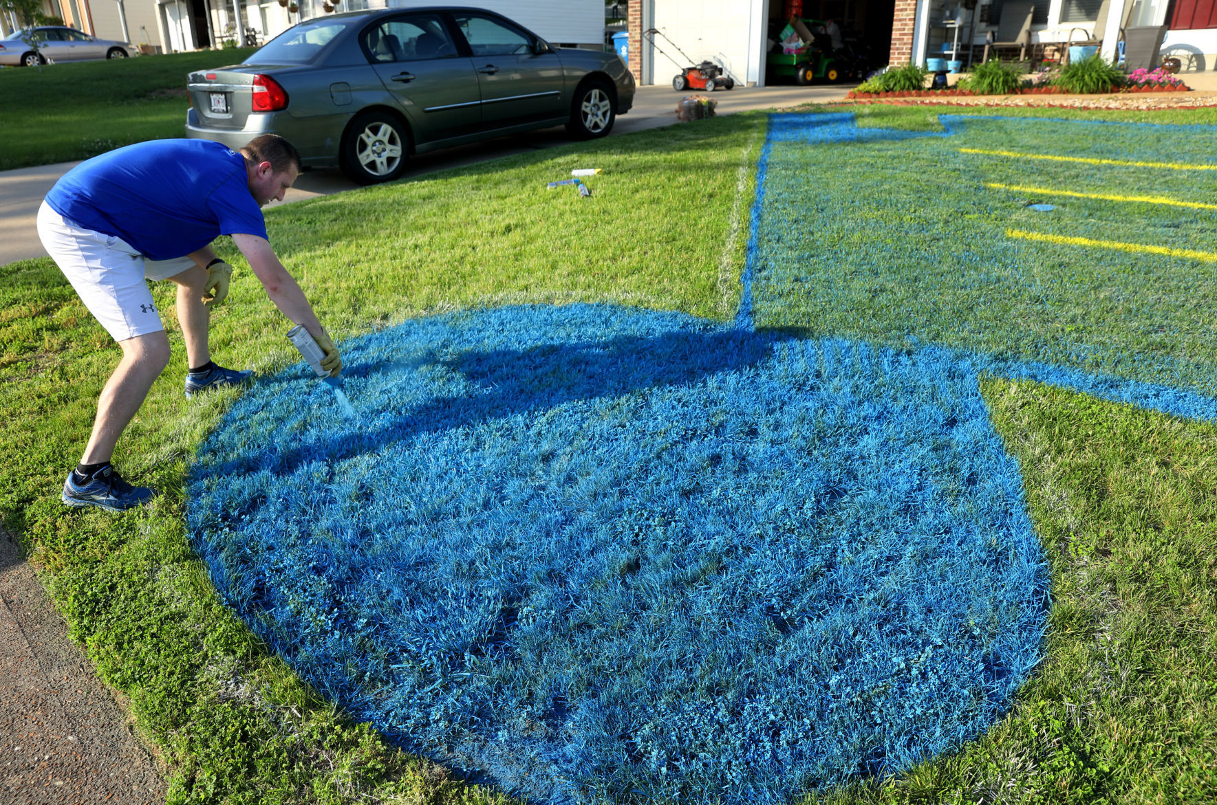 St. Louis Blues fan paints his yard with logo
